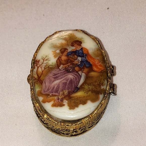 VINTAGE FRAGONARD CAMEO SOLID PERFUME LOCKET TRINKET BOX MID CENTURY VICTORIAN - Picture 1 of 2